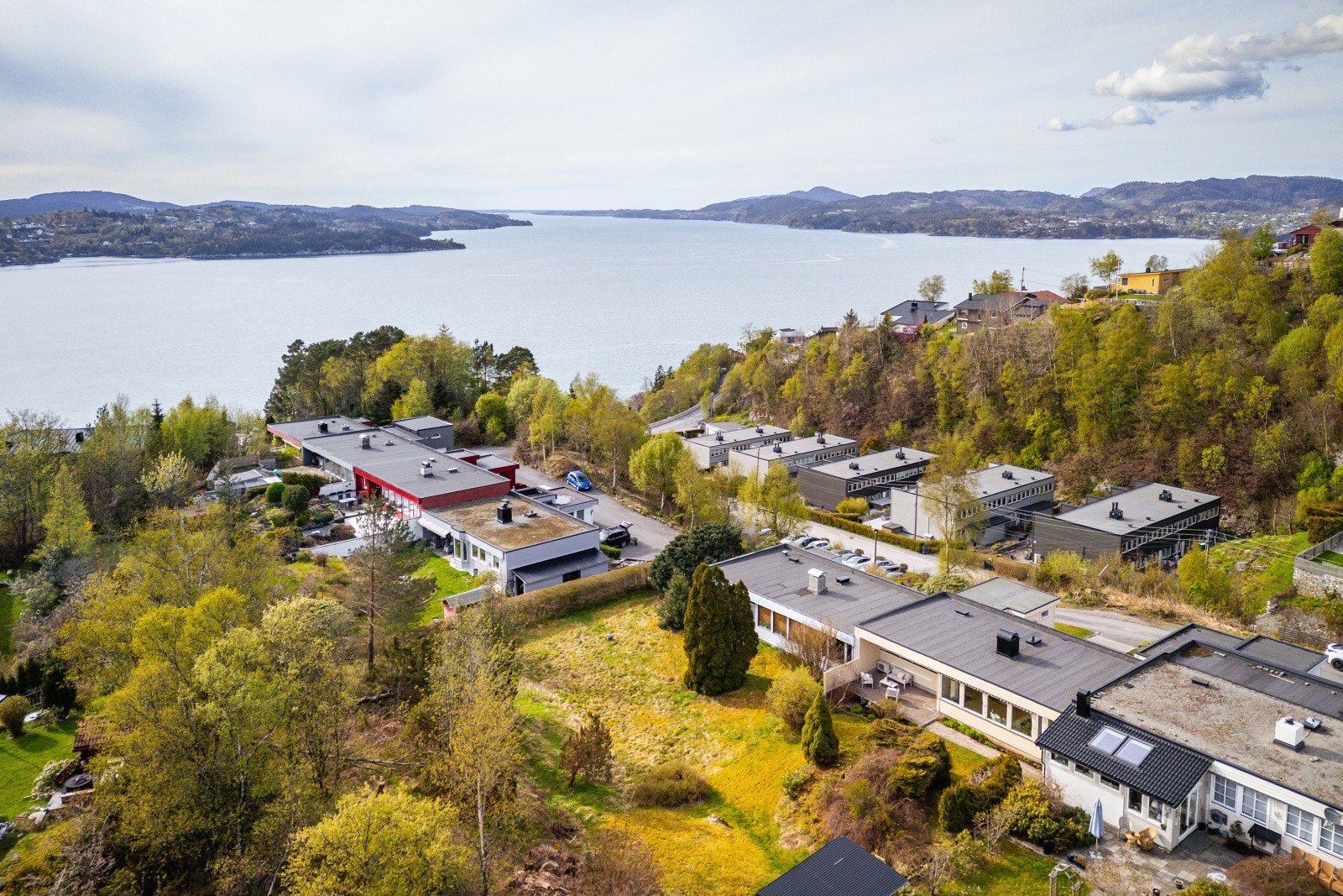Kort vei til servicetilbud som Åsane Storsenter og Horisont, begge kun 9 minutter unna. Galleribilde