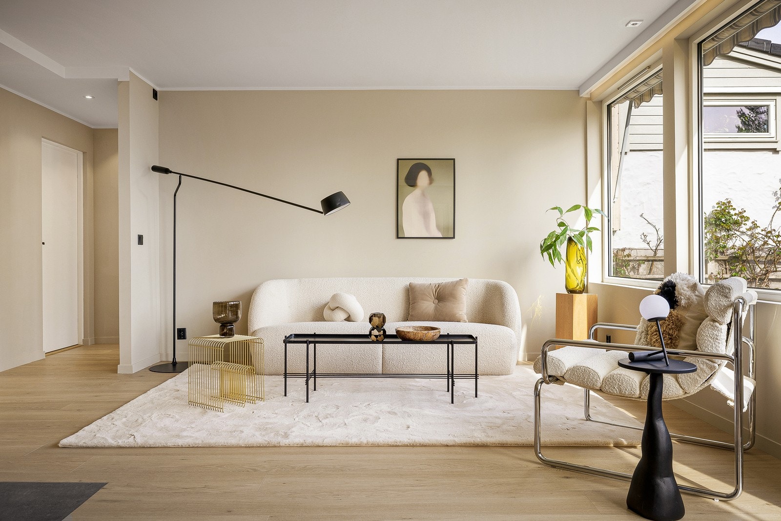Den åpne løsningen gir god plass til både sofagruppe og spisebord. Galleribilde