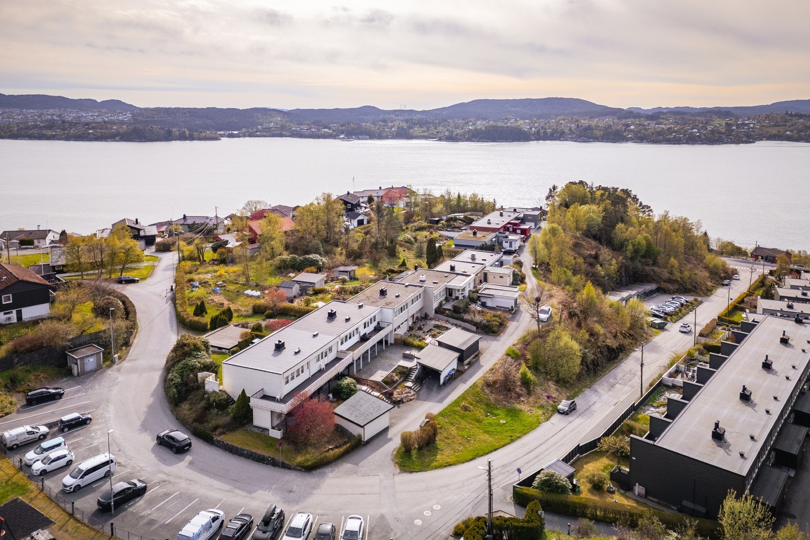 Oversikt over nabolaget og beliggenheten nær fjorden. Galleribilde