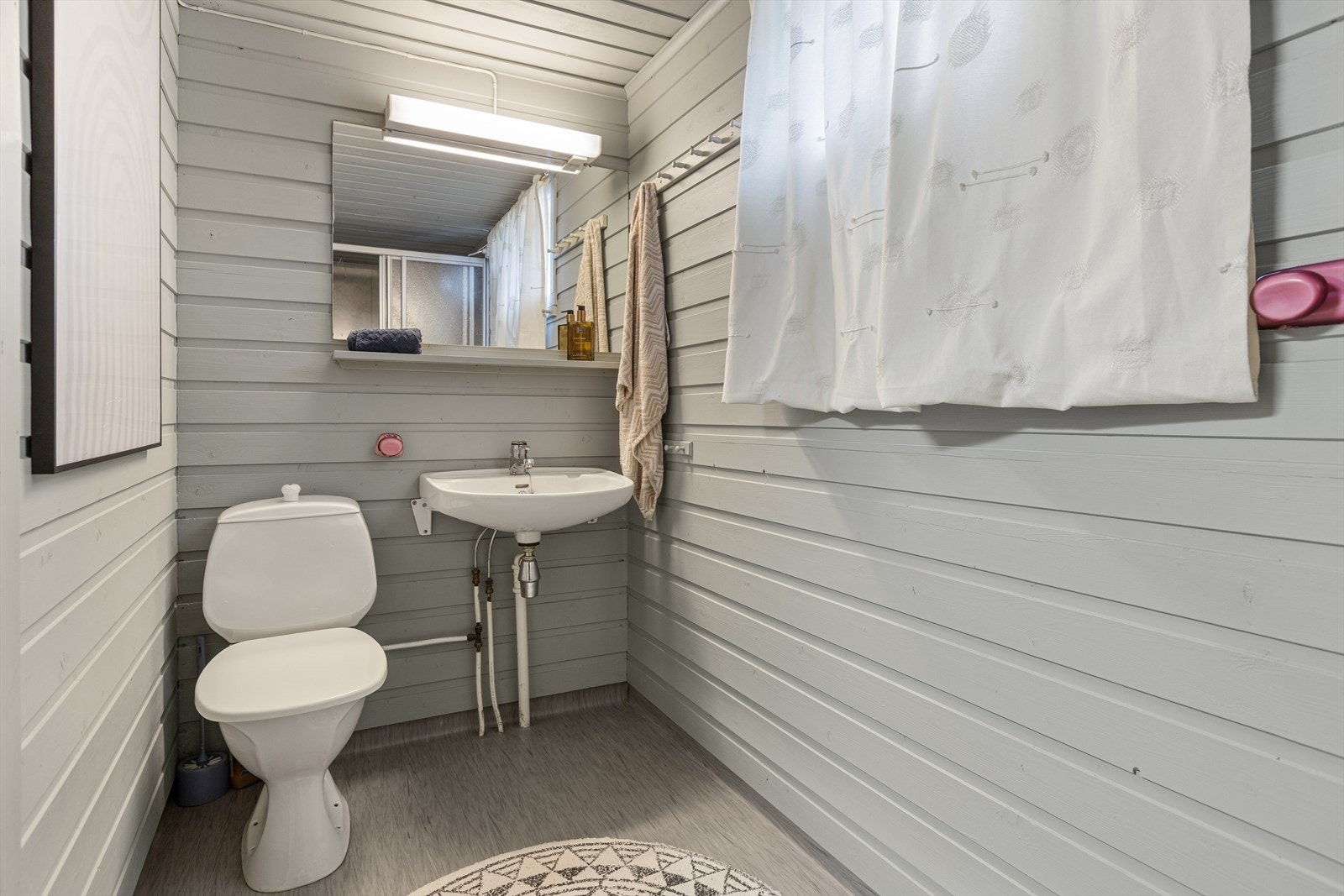 Boligen byr på to bad. Dette er i underetasjen og er utstyrt med toalett og dusj. Galleribilde