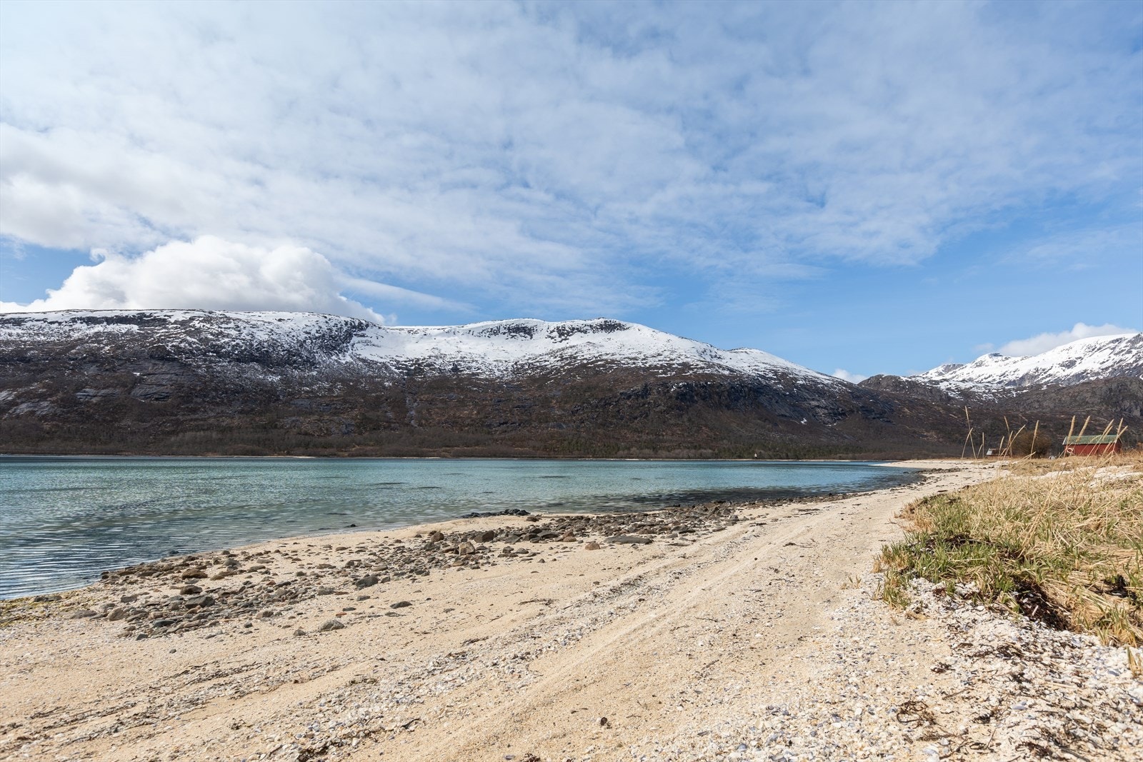 Tomta går helt ned til sjøen og måler ca. 8,8 mål. Galleribilde