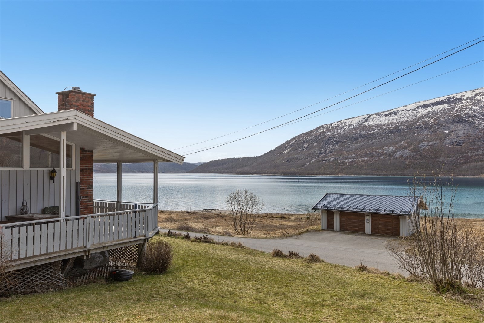 Her får du en fantastisk beliggenhet med kort avstand til blant annet dagligvarebutikk med post i butikk, skole og barnehage. Galleribilde