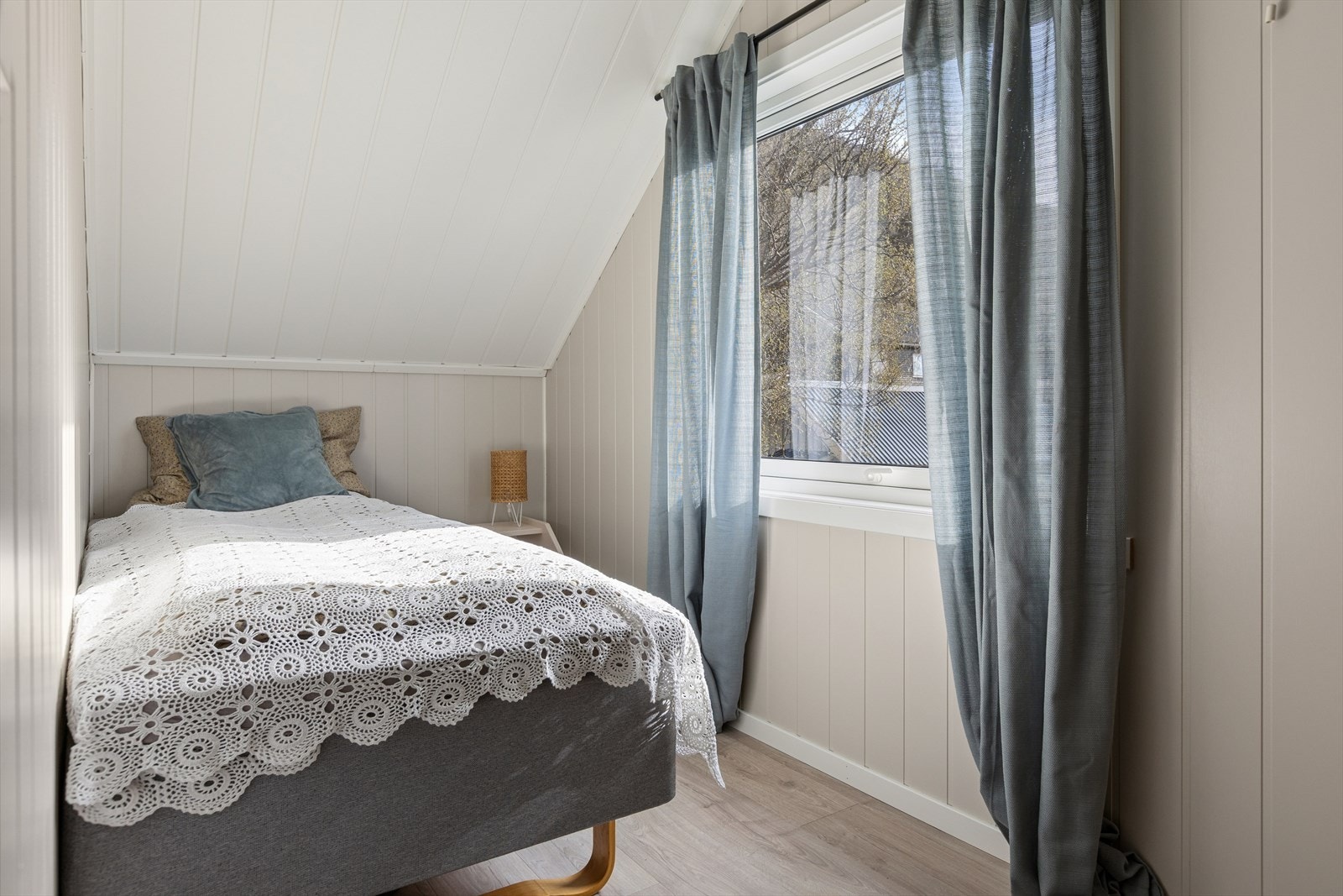 I 2018 ble taket på hoveddelen av huset og takrenner skiftet. Det ble også skiftet pipehatt. Galleribilde