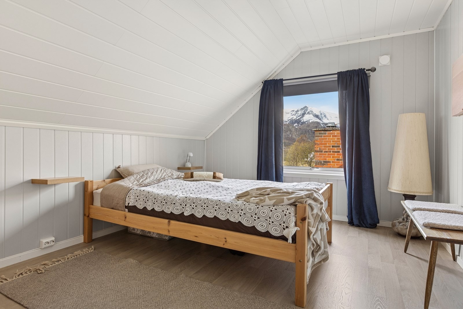 Også på dette rommet er det god plass til ønsket sengestørrelse med tilhørende møblementer. Galleribilde
