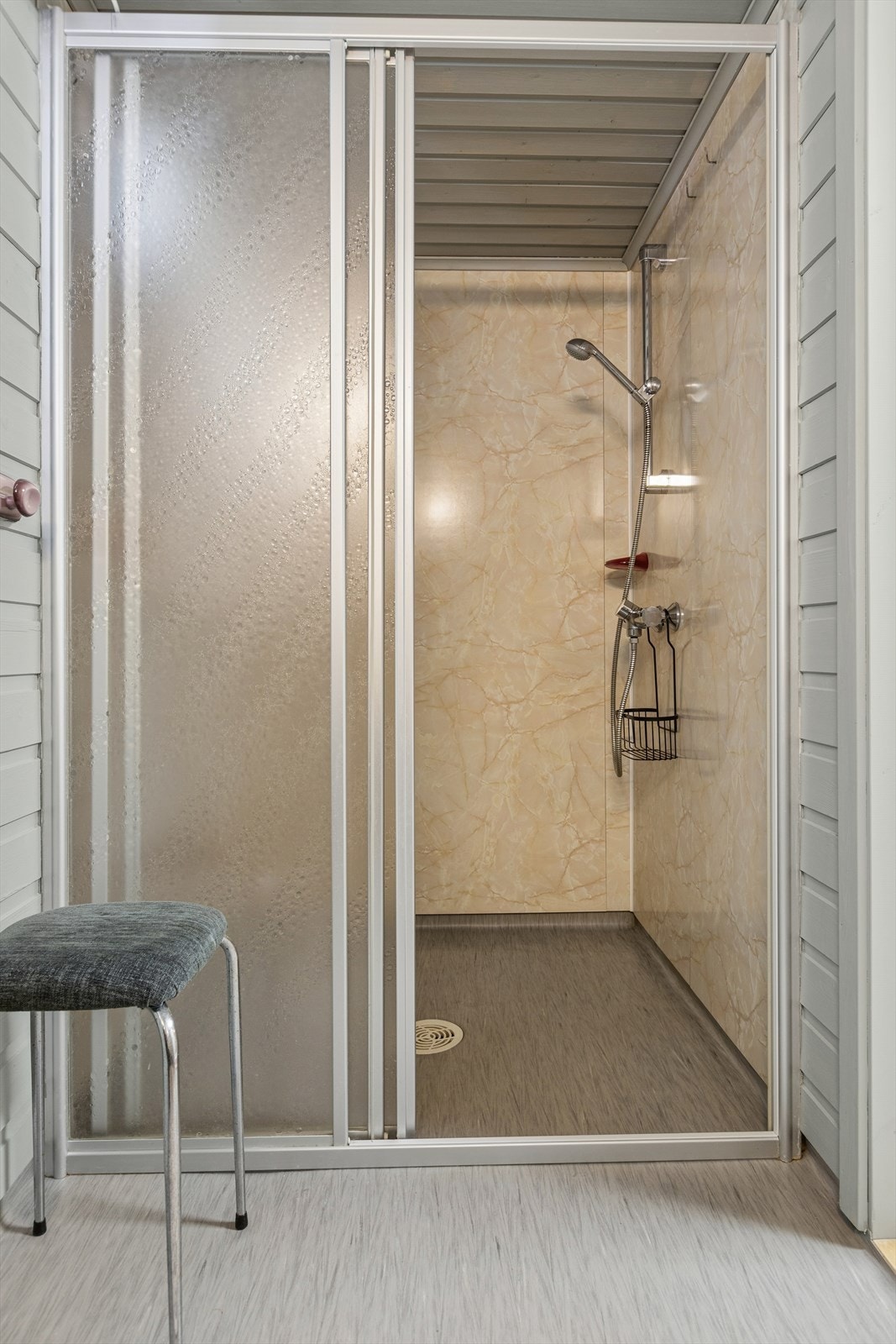 I tilknytning til badet er det et eget vaskerom i kjeller. Galleribilde