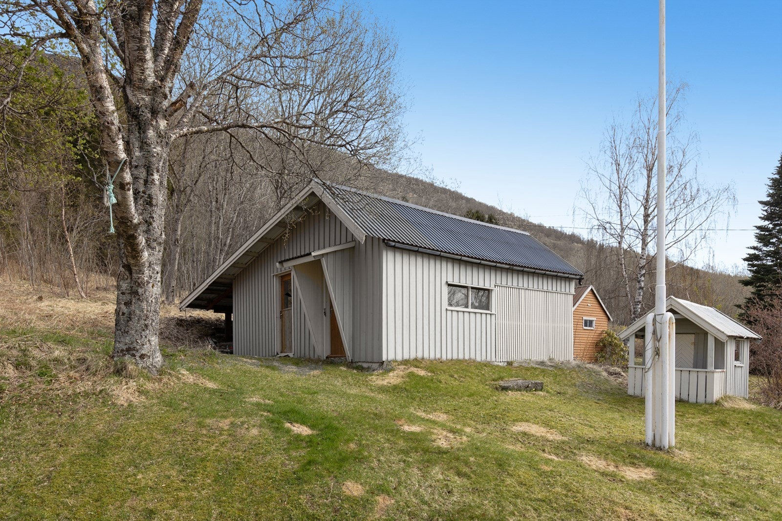 Boligen disponerer et uthus med gode lagringsmuligheter. Uthuset er på rundt 44 m². Galleribilde