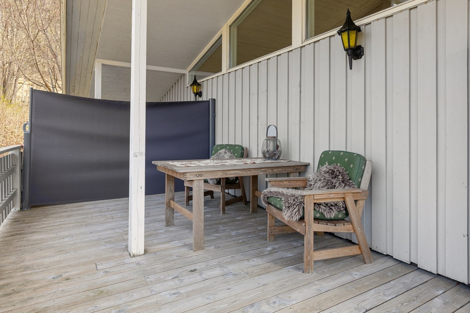 Verandaen er sør og vestvendt og byr på gode solforhold med sol fra formiddag til rundt kl. 22 på kvelden på sommerstid. Galleribilde