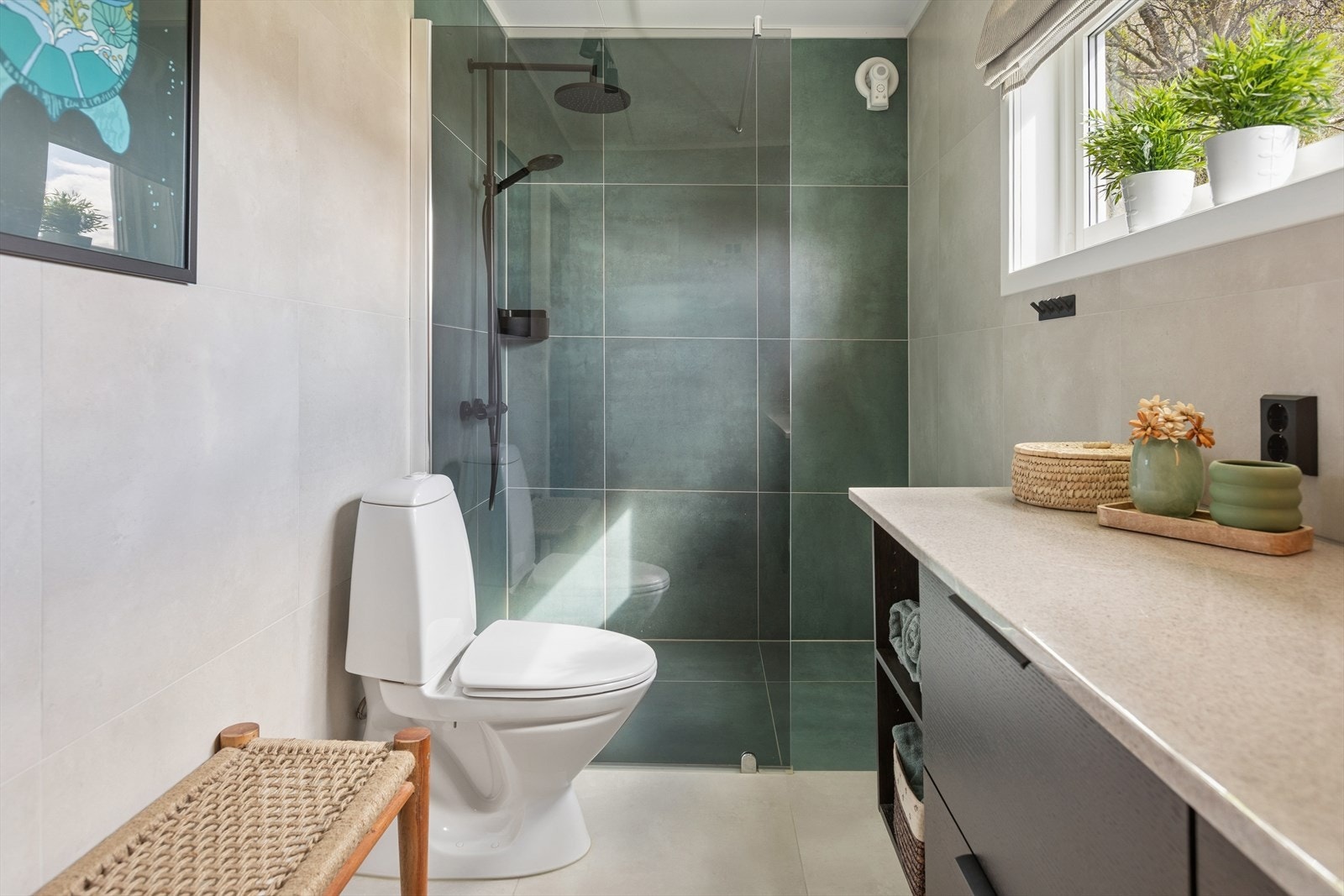Badet er utstyrt med varme i gulv, vegghengt servant, dusjnisje med regnfallsdusj og mekanisk vifte. Galleribilde