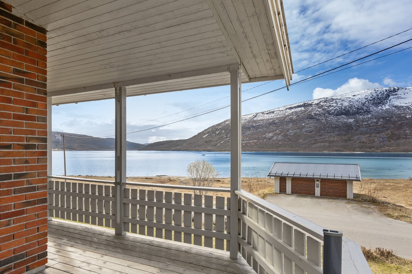 Veranda oppført i trykkimpregnert treverk med flott utsikt mot Ramsundet. Galleribilde