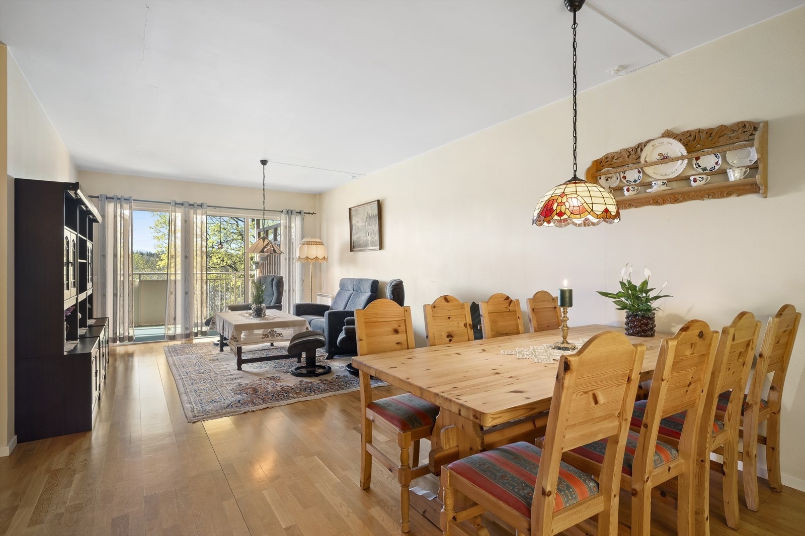 Det er god plass til både sofa- og spisegruppe. Galleribilde