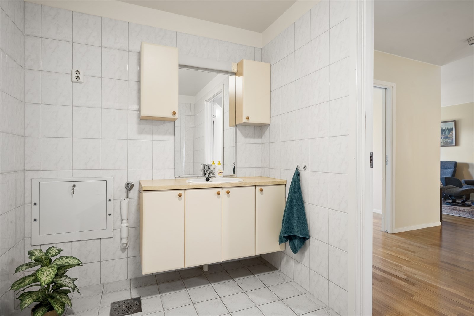 Badet er flislagt og har varmekabler i gulvet. Galleribilde