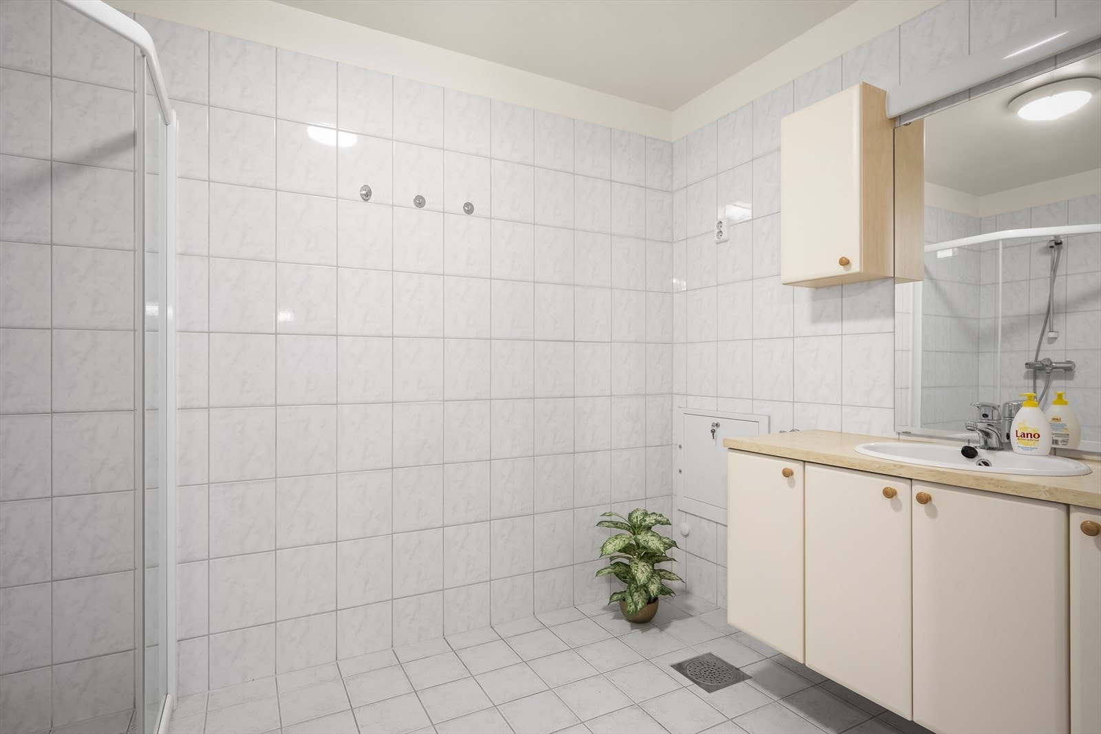 Rommet er innredet med skapinnredning med lyse fronter, servant, overhengende speil, belysning samt sideskap. Det er plass og opplegg til vaskemaskin. Galleribilde