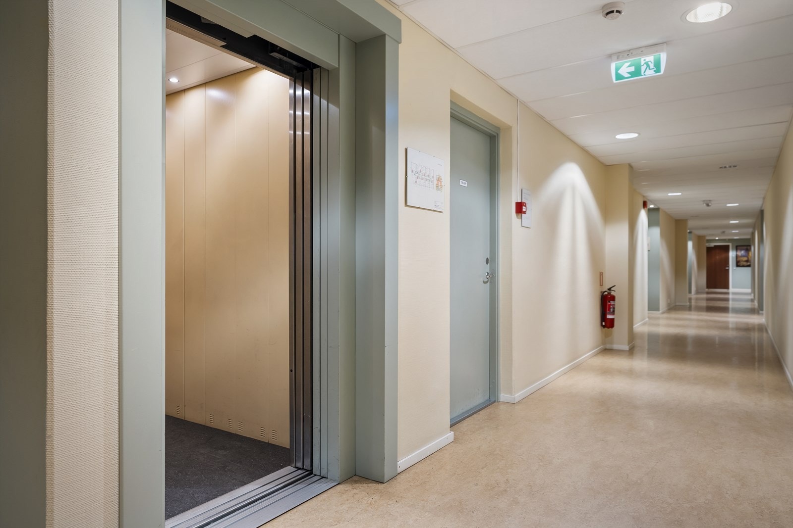 Heisen ligger praktisk til, rett overfor inngangen til leiligheten. Galleribilde
