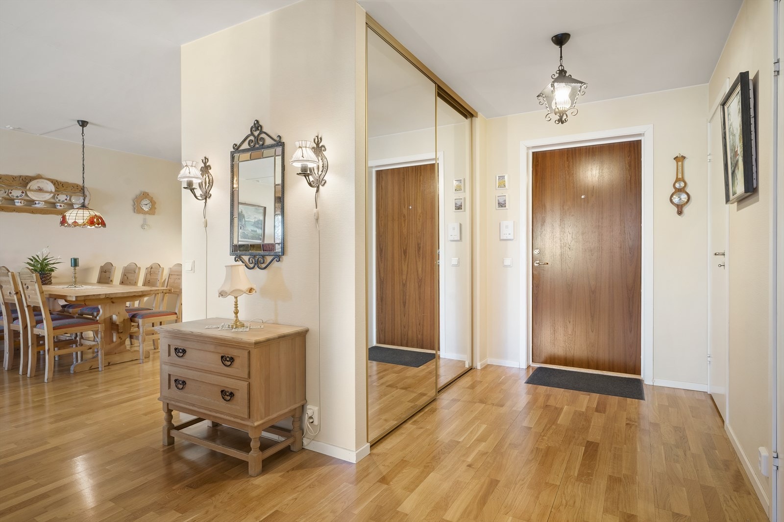 Velkommen inn! En romslig entré med praktisk skyvedørsgarderobe. Galleribilde