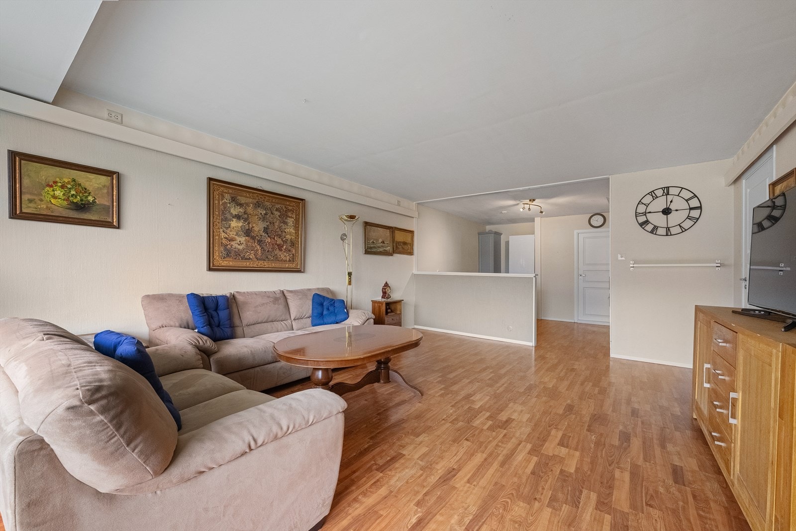 Stuen har god plass til en romslig sofagruppe. Galleribilde