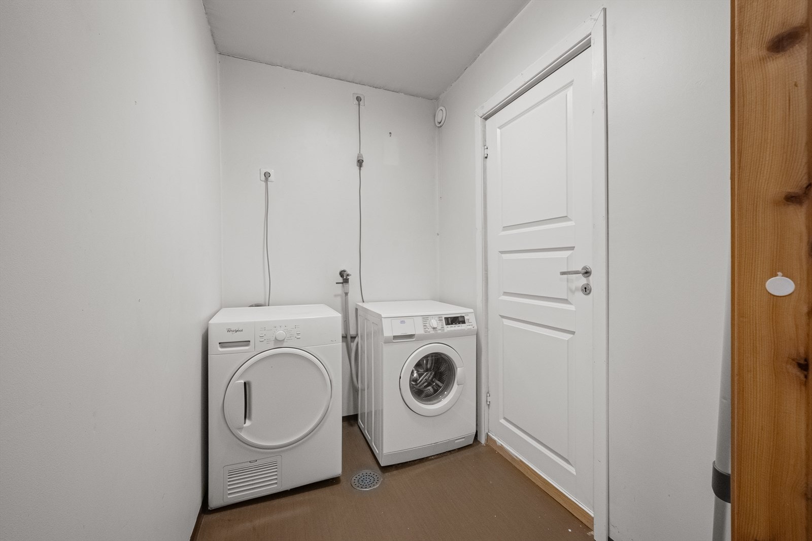Praktisk, separat vaskerom med opplegg for vaskemaskin og tørketrommel. Galleribilde