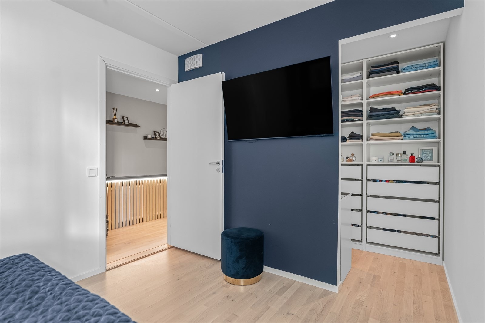 Svært praktisk walk-in-closet bak vegg og downlights Galleribilde