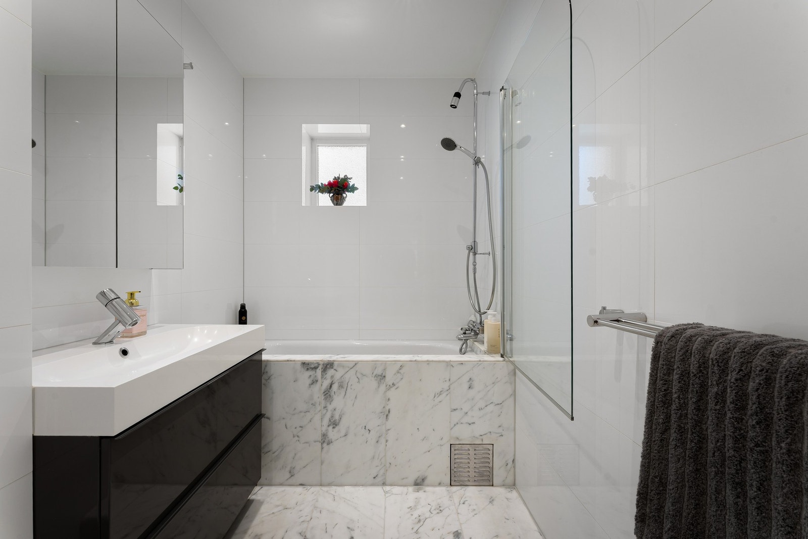 Det er oppplegg og plass til vaskemaskin og tørketrommel i søyle på badet Galleribilde