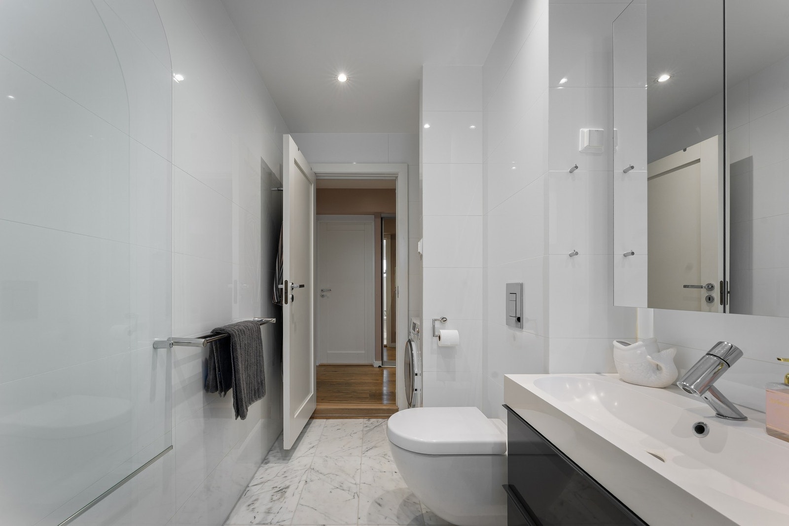 Utstyrt med varmekabler, downlights, vegghengt toalett og dusj Galleribilde