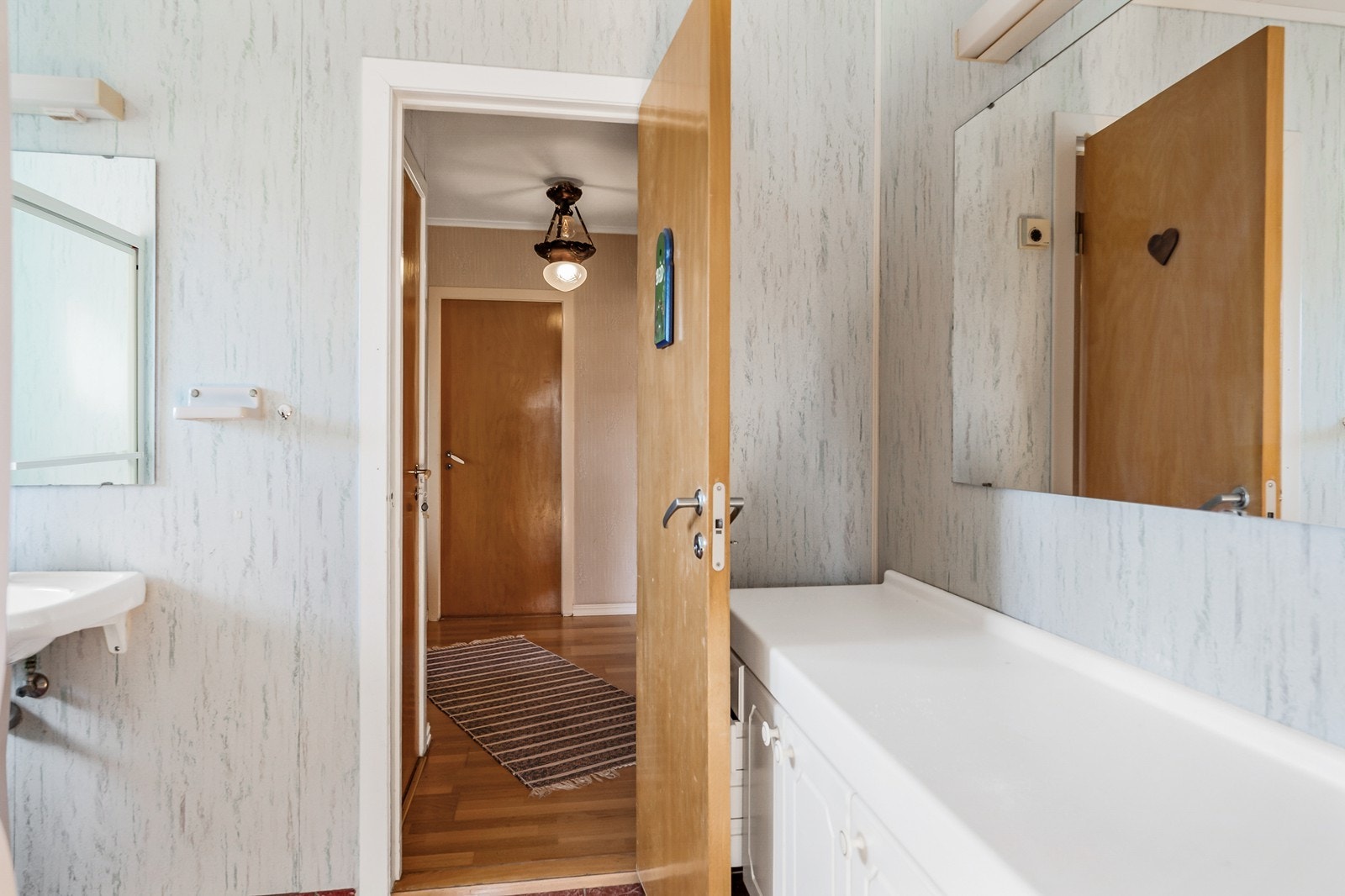 Bad/vaskerom har baderomsplater på vegger og er innredet med toalett, dusjløsning, servant samt
opplegg for vaskemaskin og tørketrommel. Galleribilde