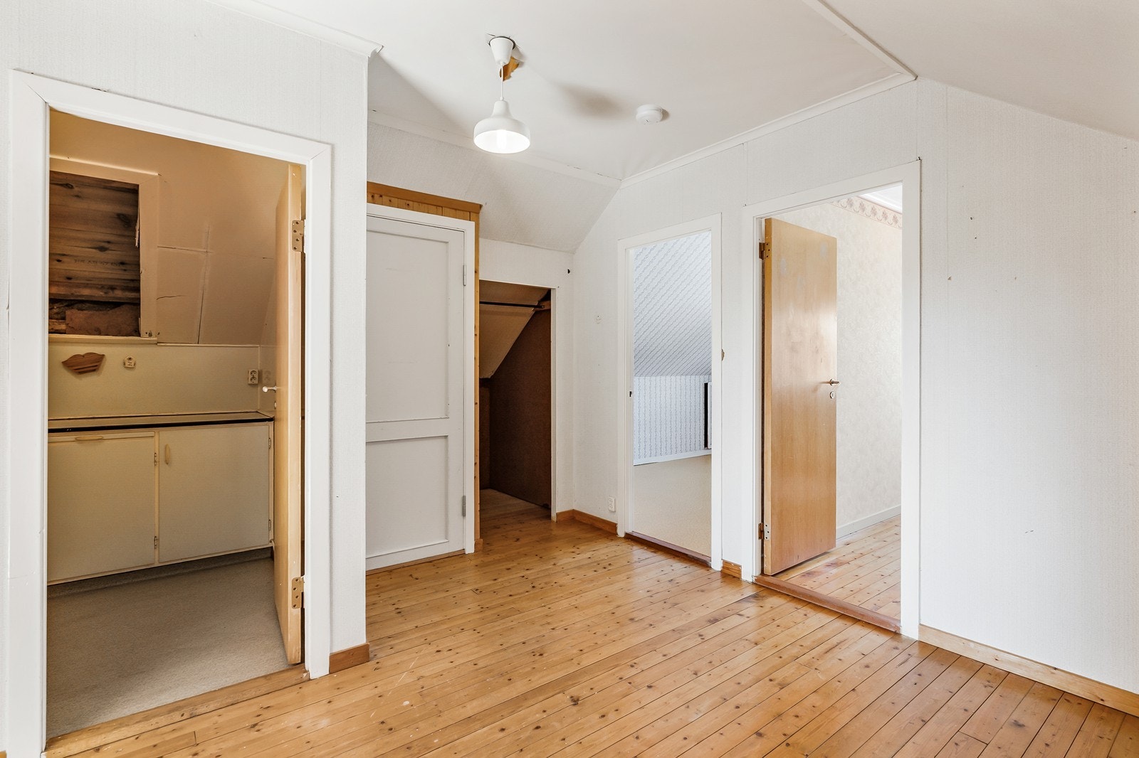 2. etasjen inneholder gang, tre soverom og bod Galleribilde