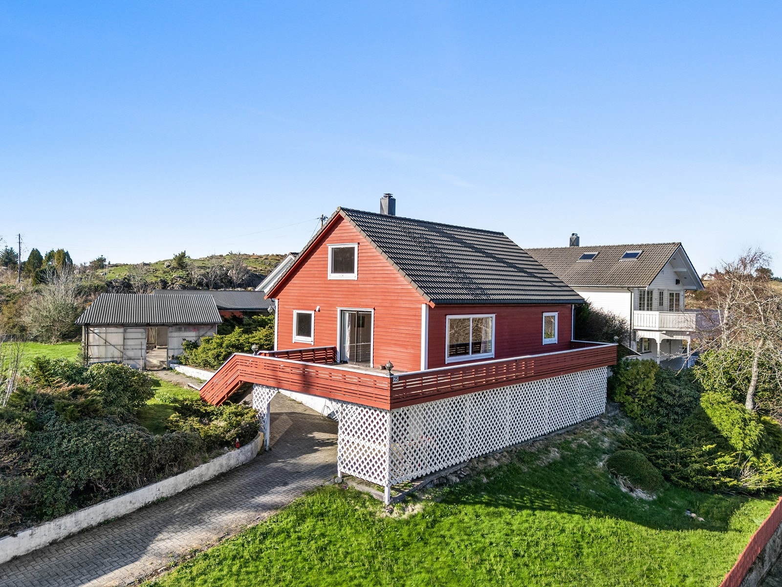 Det er ca. 2,5 km til Svortland som gir kort kjørevei til barnehager, dagligvarebutikk og en rekke fasiliteter og servicetilbud. Galleribilde