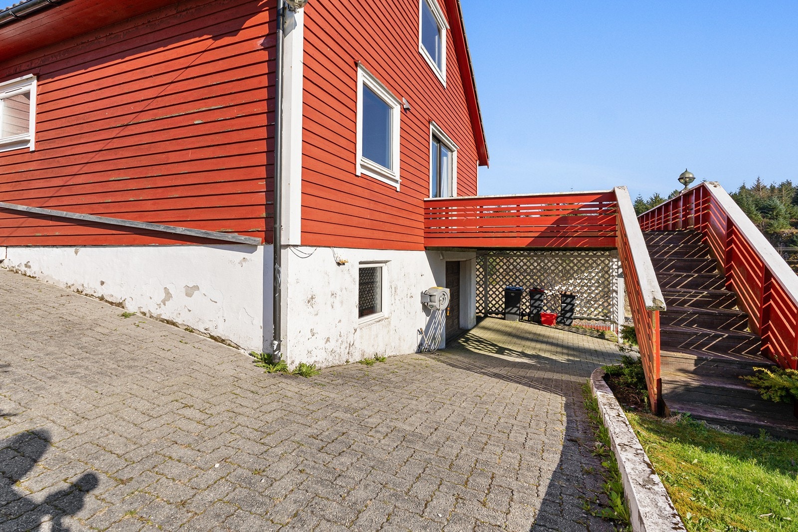 Boligen har utgang til en terrasse som gir tilgang til uteområdene. Galleribilde