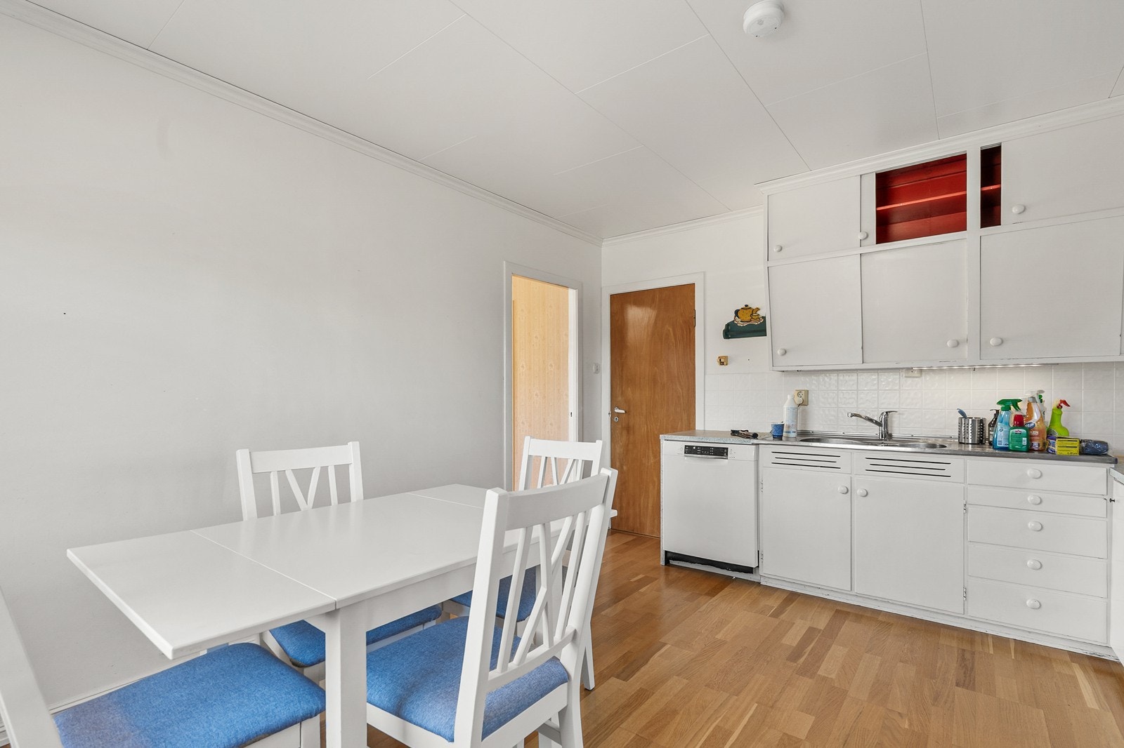 Kjøkkenet ligger i eget rom og har glatte fronter og en benkeplate i laminat Galleribilde