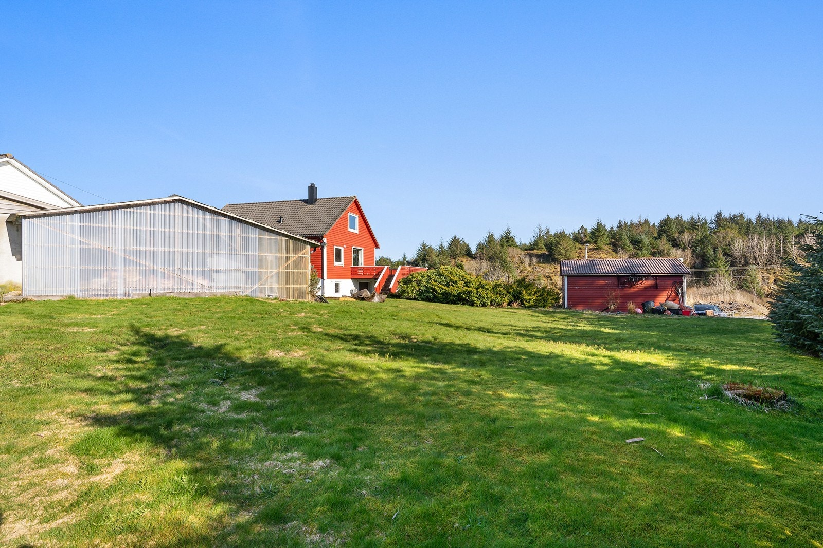 Tomten er eiet og oppgitt til å være 1619 m². (ikke oppmålt) Galleribilde