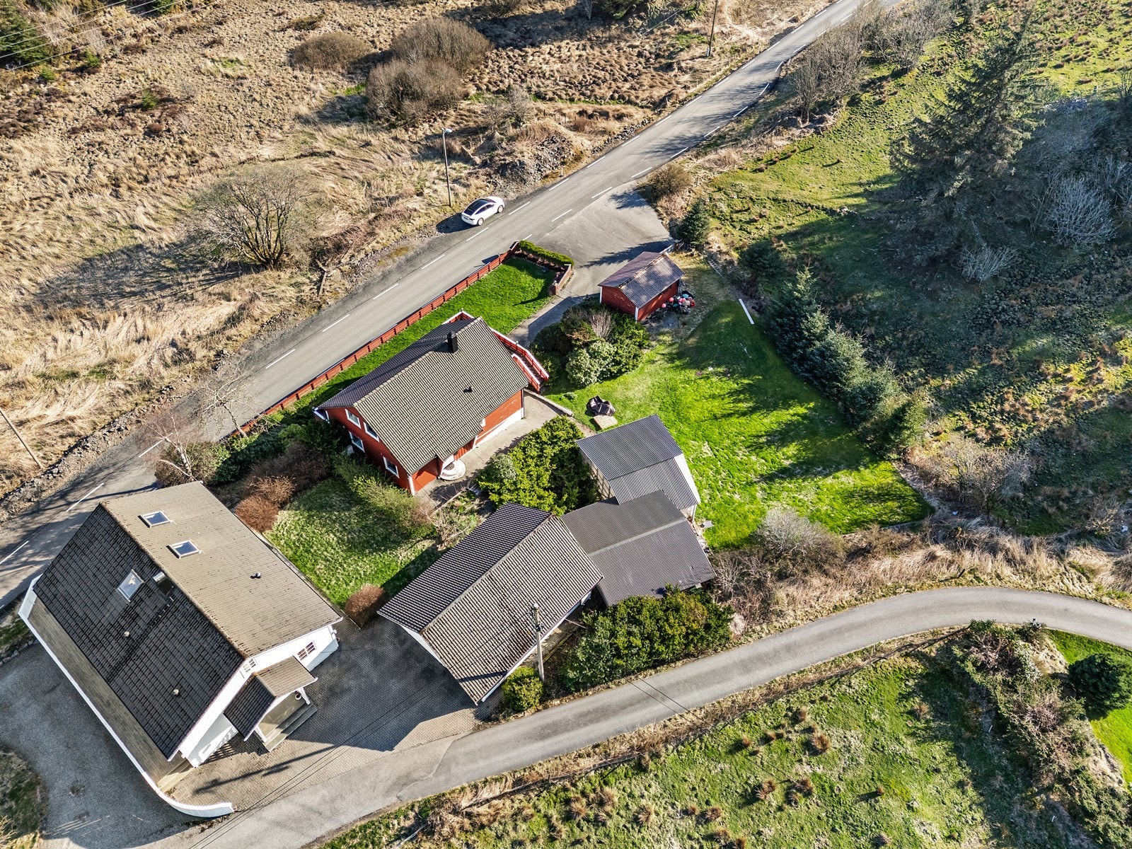 Eiendommen har en romslig tomt på 1 619 m² med både asfaltert innkjørsel og opparbeidet hage. Galleribilde