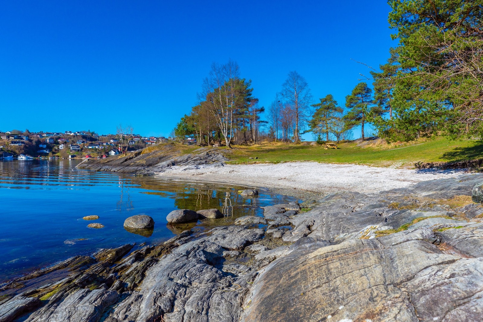 Kyrkjetangen tilbyr offentlig badestrand Galleribilde