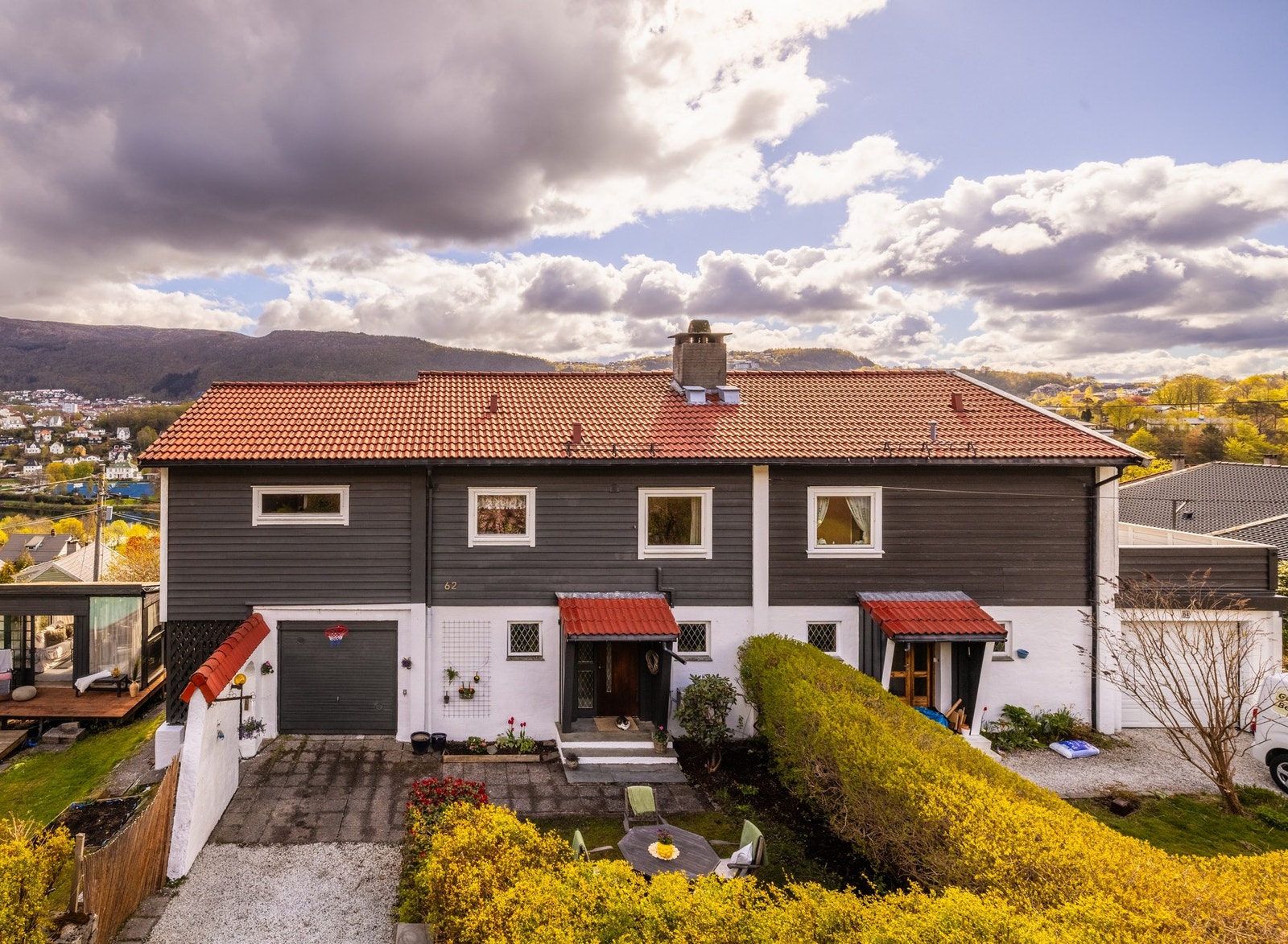 I en særdeles barnevennlig gate oppå kollen ovenfor Minde Skole, med sol og utsikt, kan denne bli din! Galleribilde