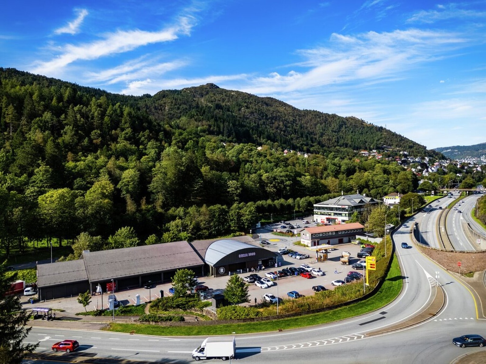 Krambua har Rema1000, sportsbutikk, Spar dagligvare, bensinstasjon og take-away. Galleribilde