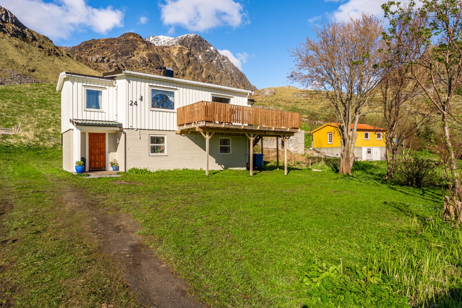 Området er omkranset av majestetiske fjell som Mannen og Himmeltinden, og byr på et eldorado av turmuligheter rett utenfor døren, sommer som vinter. Galleribilde