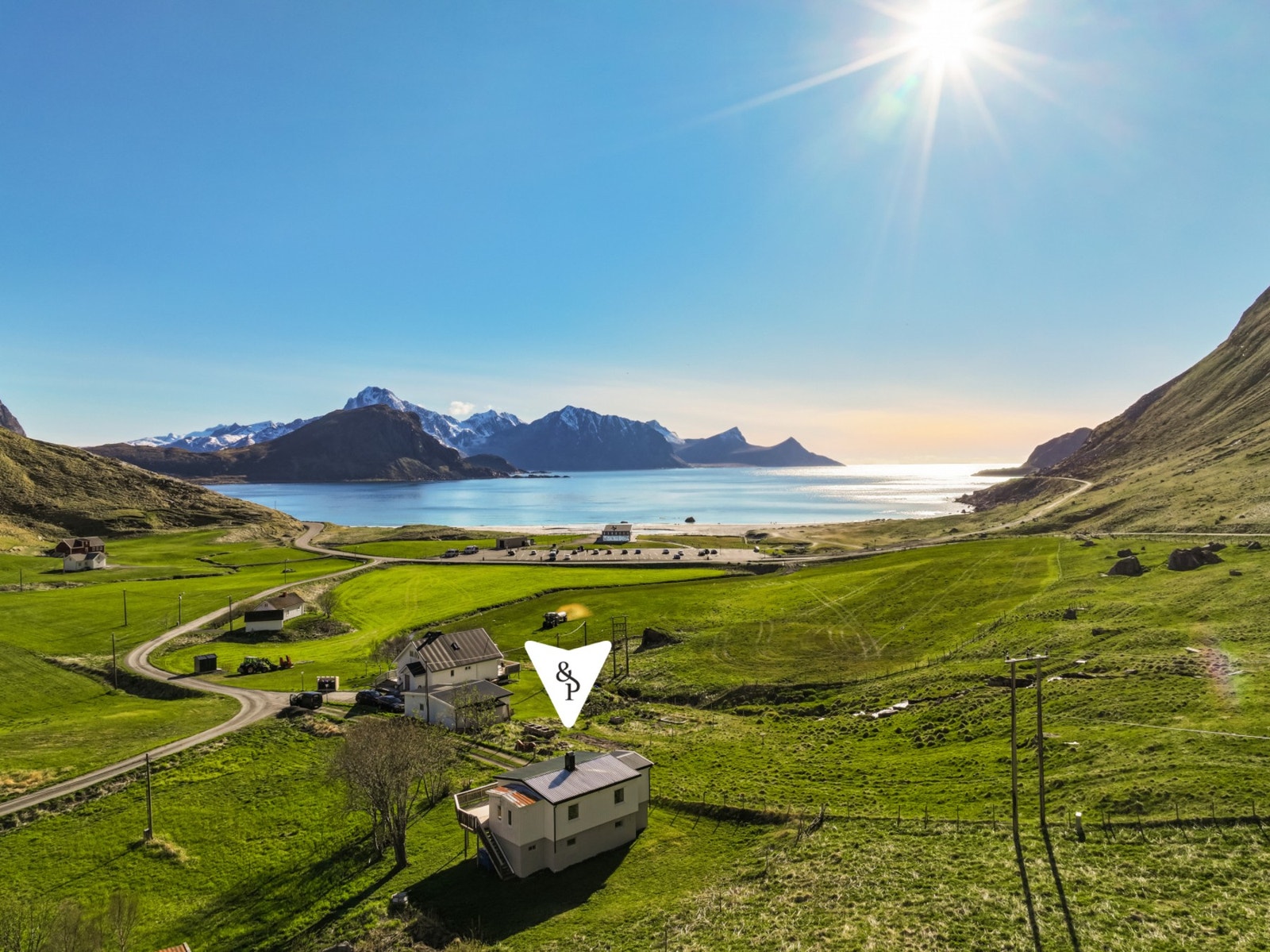 Omkranset av flere av Lofotens mest populære fjell ligger denne perlen. Galleribilde