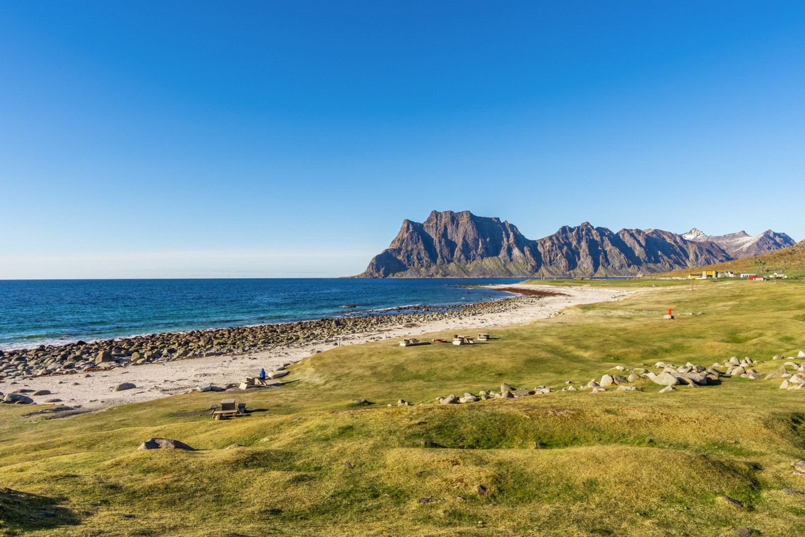 Det er kort vei til Uttakleiv strand hvor du får oppleve midnattssolen i juli, de vakreste solnedganger på sensommeren og et fantastisk nordlys om vinteren. Galleribilde