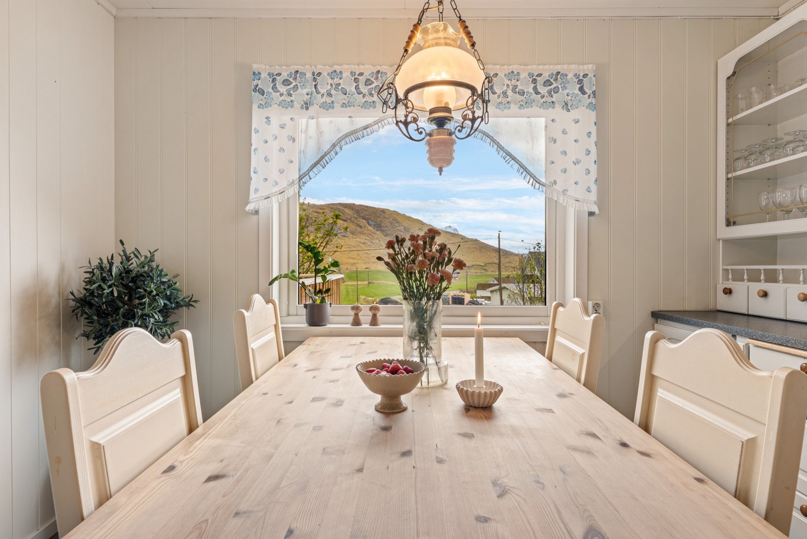 Kjøkkenet er designet for å være både praktisk i hverdagen og hyggelig under sosiale sammenkomster. Galleribilde