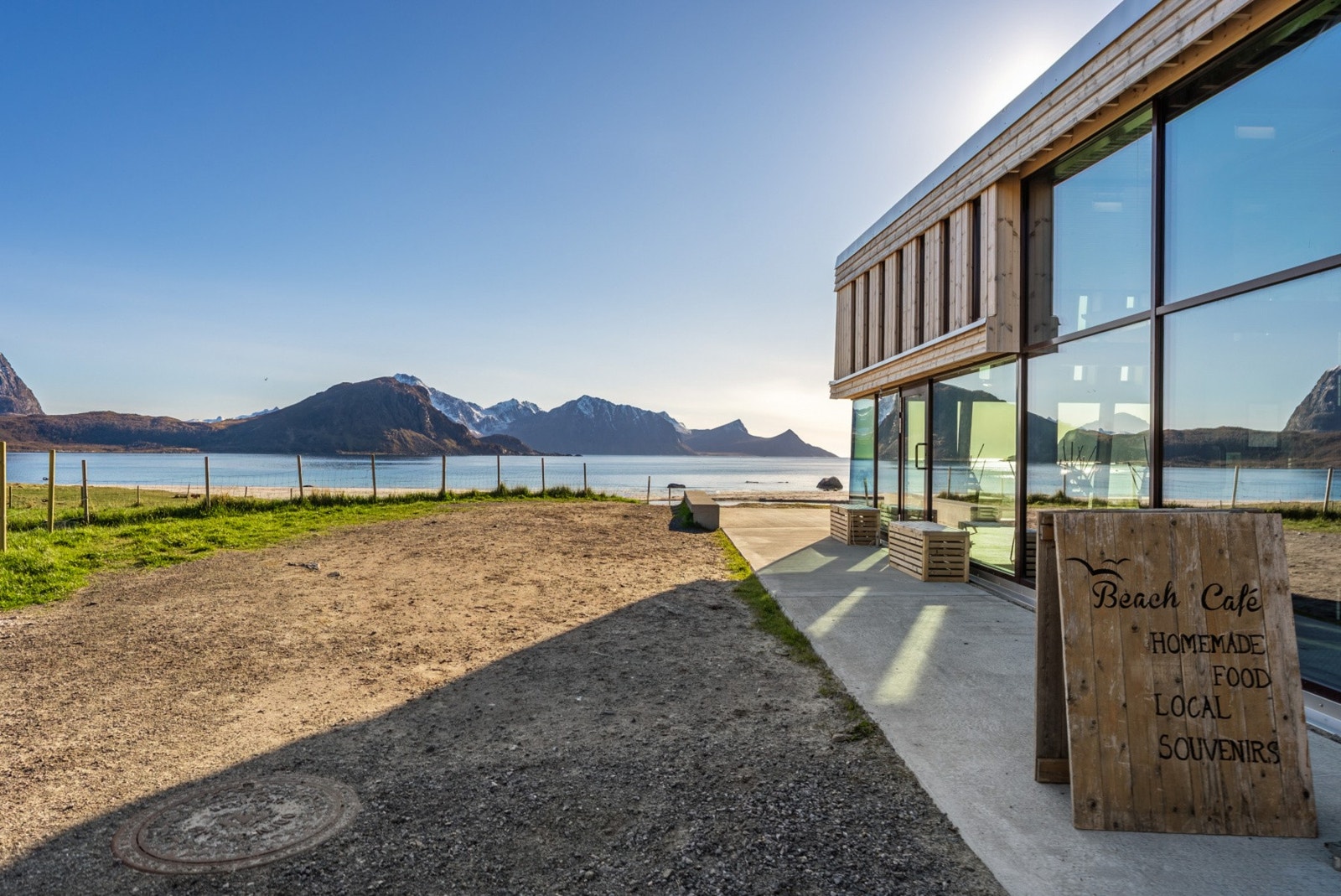 Åpent hver dag - det perfekte stedet å slappe av etter en svømmetur eller fjelltur, og varme seg i den kalde lofotvinteren. Galleribilde