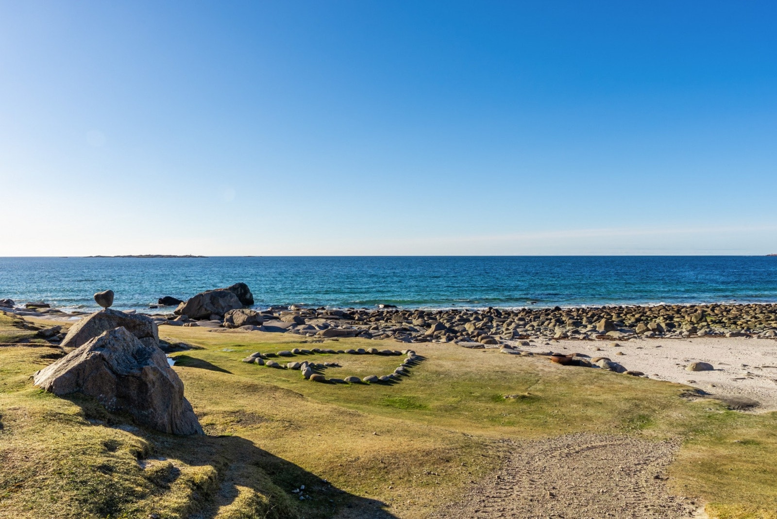 Uttakleiv strand ble kåret til Europas mest romantiske strand av The Times. Galleribilde
