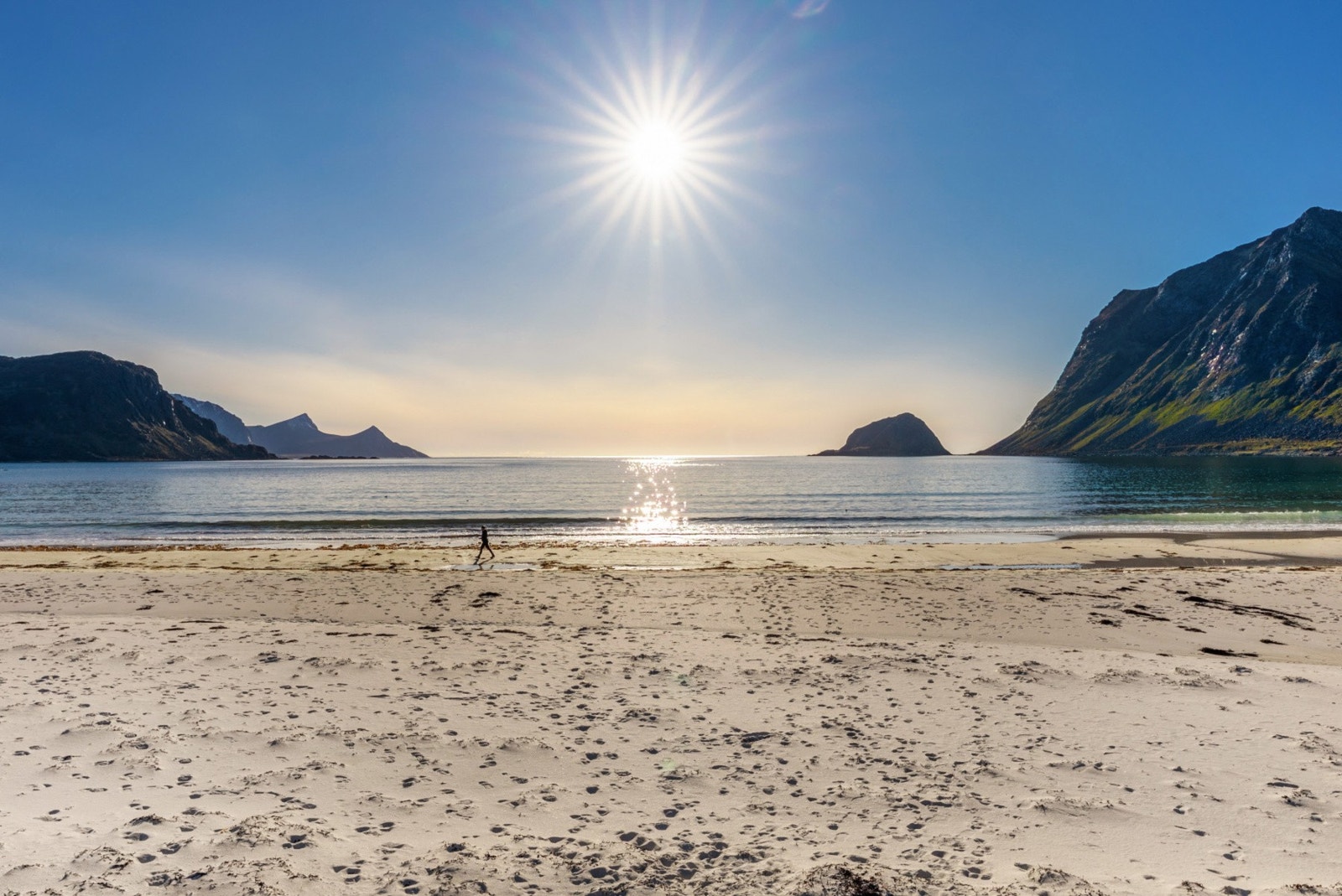 Vikstranda ligger også i kort avstand og kan i likhet med Haukland tilby safirblått hav og hvit sandstrand. Galleribilde
