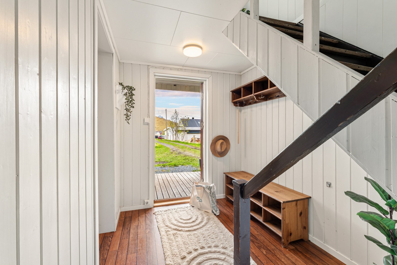 Når man ankommer Haukland 24, blir man møtt av en praktisk og funksjonell førsteetasje som danner et solid fundament for resten av boligen. Galleribilde