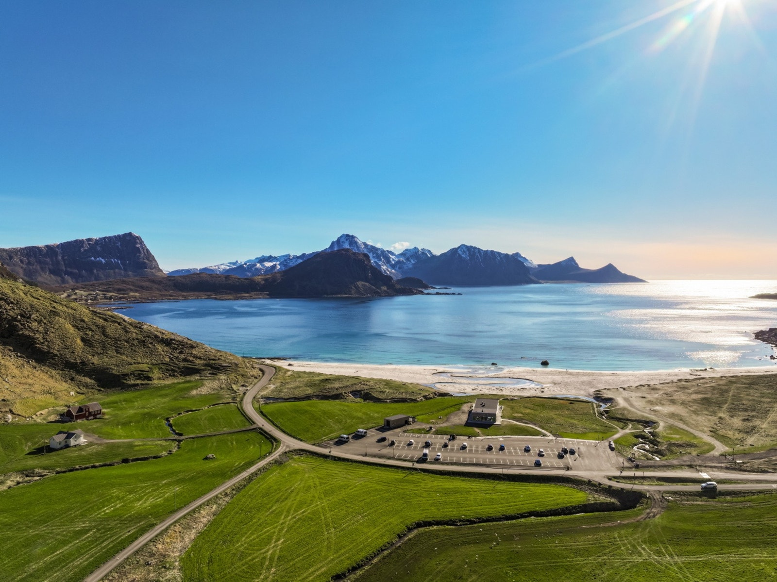 Dette er et område kjent for sin spektakulære natur og umiddelbare nærhet til en av Norges mest fotograferte og anerkjente strender, Hauklandstranda. Galleribilde