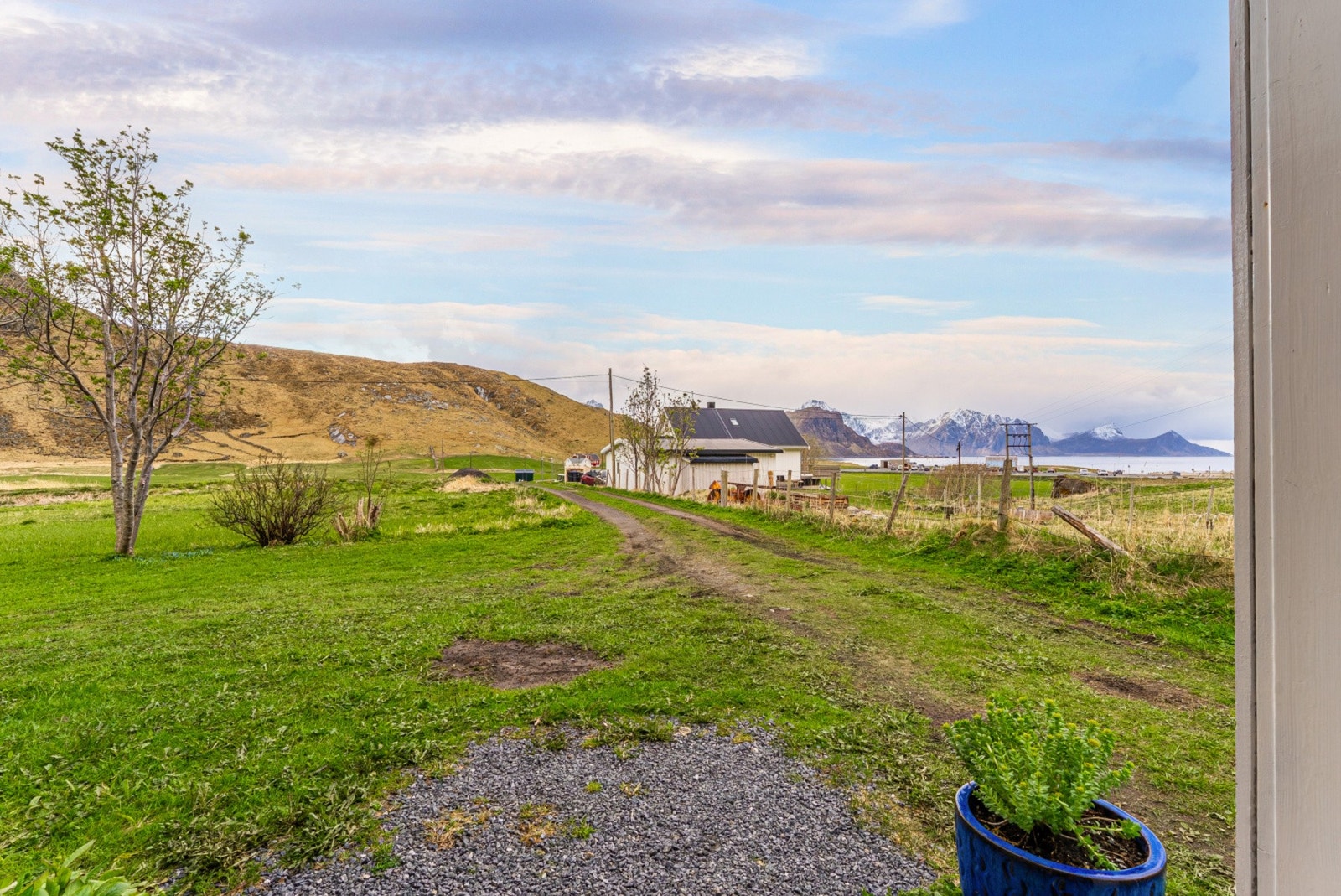 Eiendommen har en unik og attraktiv beliggenhet på Haukland i Vestvågøy kommune. Galleribilde