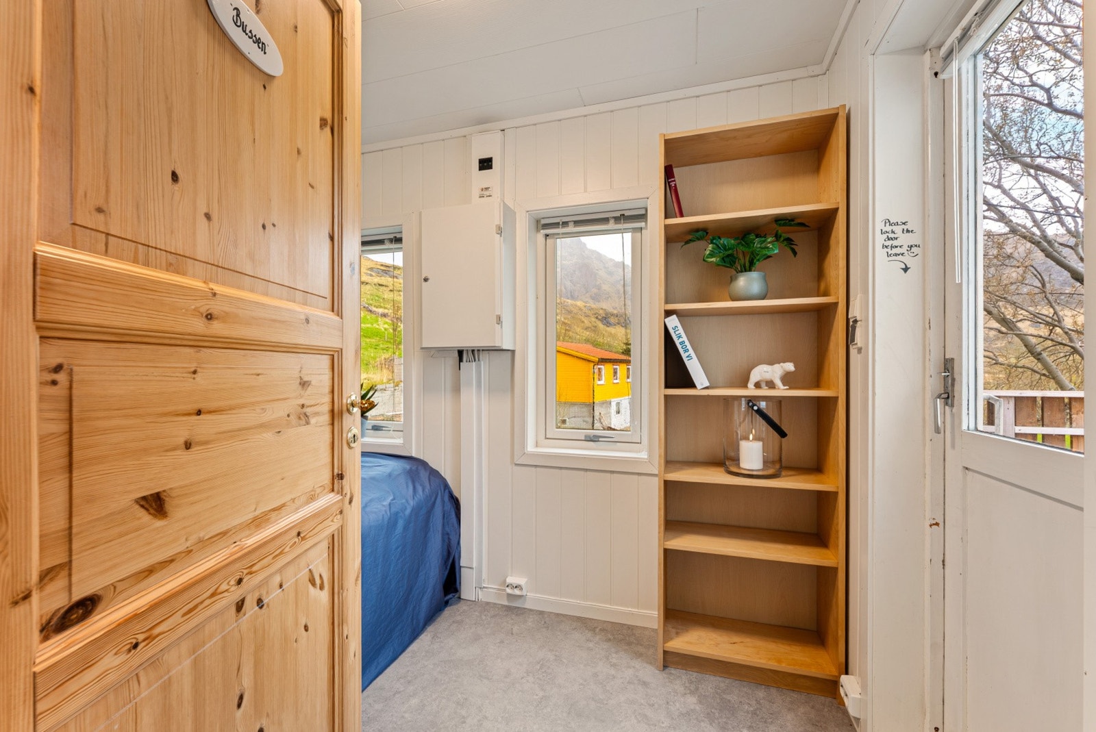 Fra det ene soverommet er det direkte utgang til en balkong, som fungerer som en flott forlengelse av oppholdsrommet i sommerhalvåret. Galleribilde