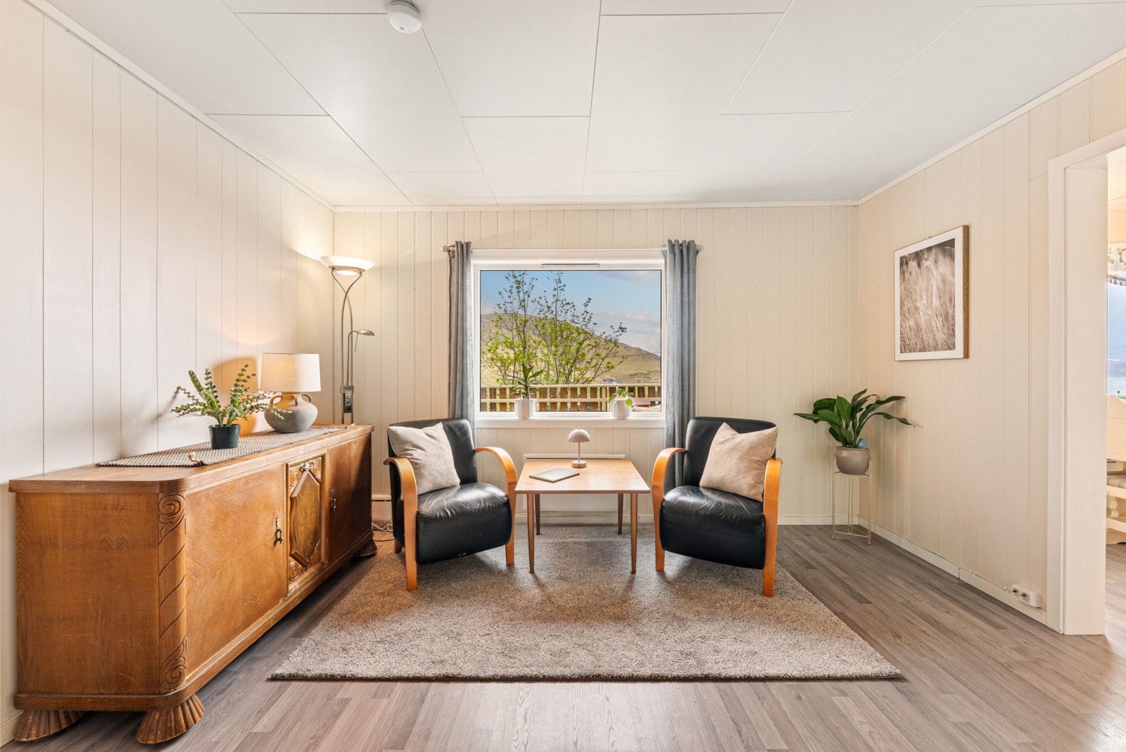 De store vindusflatene slipper inn rikelig med dagslys og åpner opp boligen mot den hærlige naturen. Galleribilde