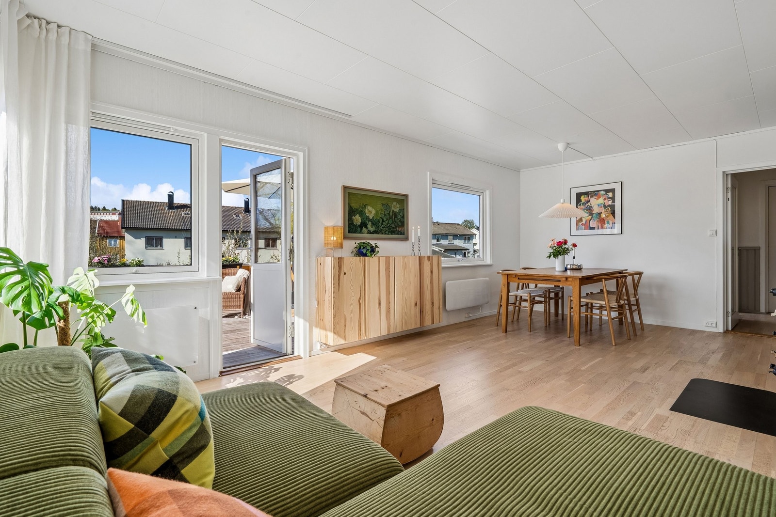 Leiligheten består av en romslig stue på 22,6 m² med vedovn og god plass til både sofagruppe og spisestue. Galleribilde
