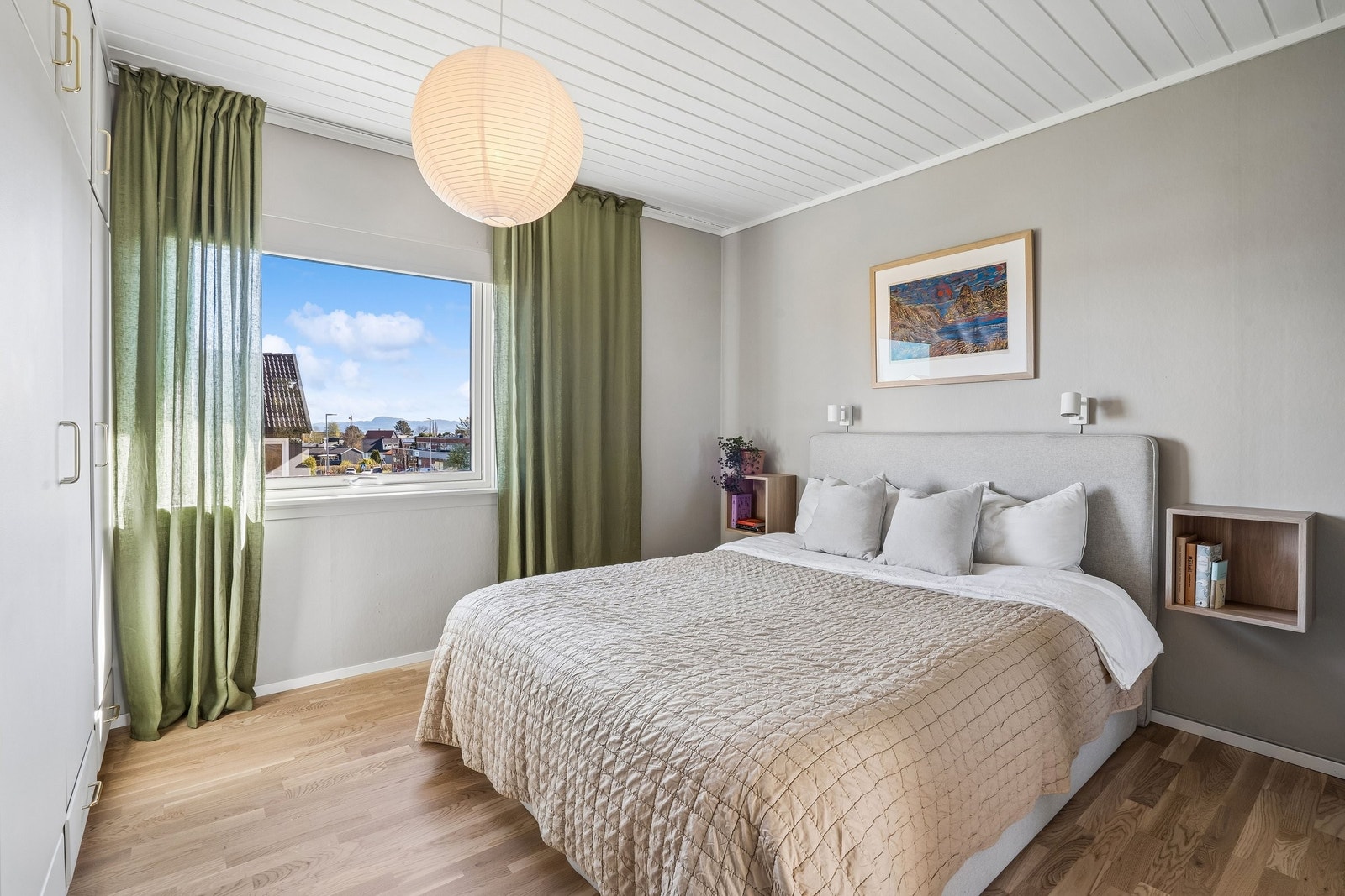 Hovedsoverom på 12,6 m² med praktisk garderobeløsning. Galleribilde