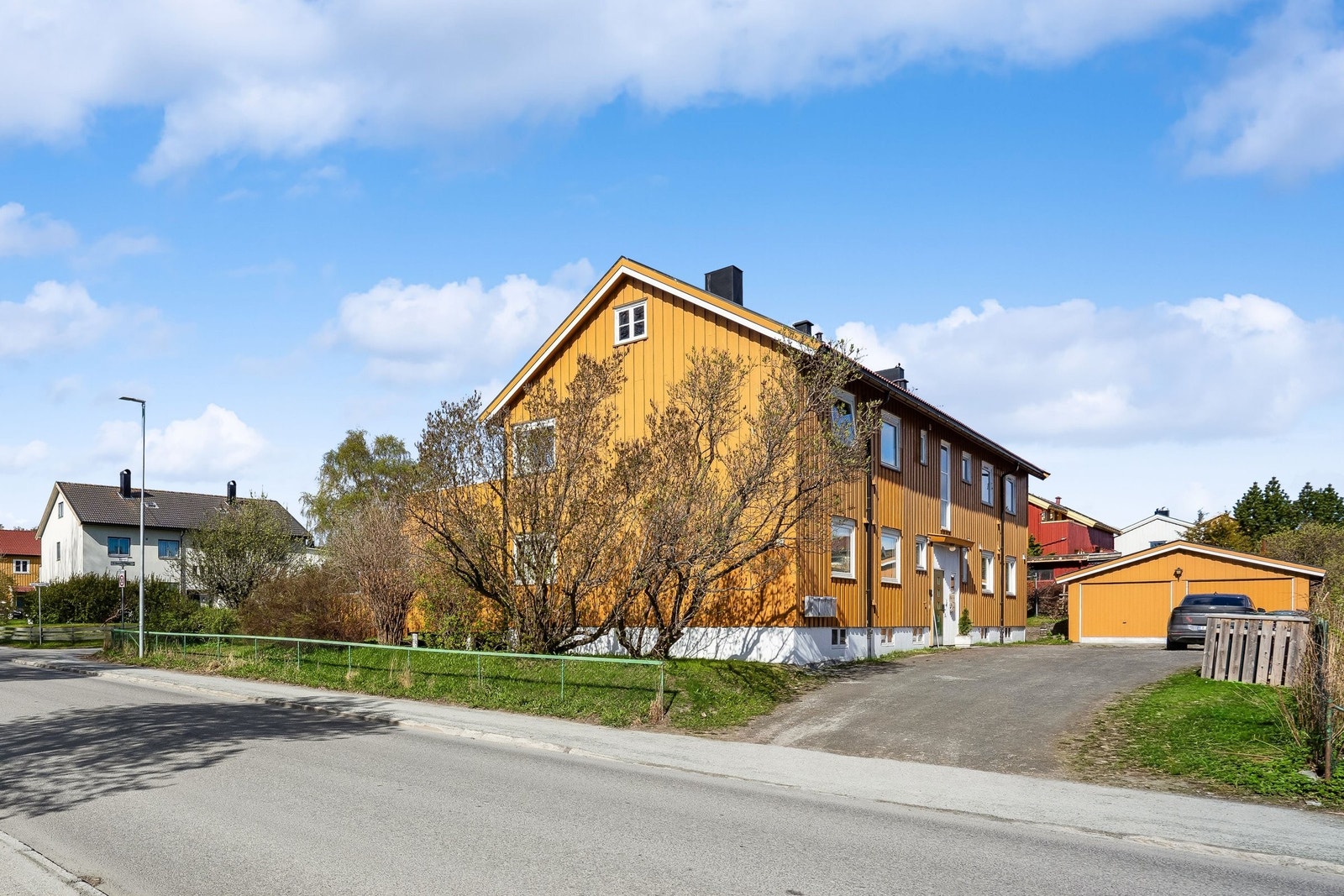 Leiligheten disponer garasjeplass og stor parkering med praktisk beliggenhet nær inngangen. Galleribilde