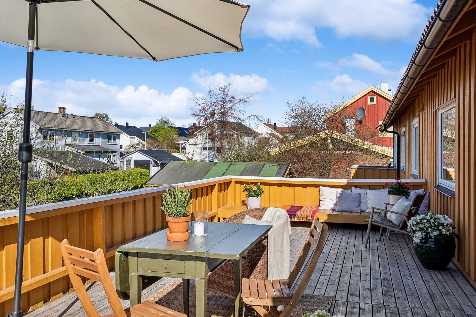 Privat takterrasse på hele 35 m² og optimale solforhold - her kan du nyte både morgenkaffen og sene sommerkvelder. Galleribilde