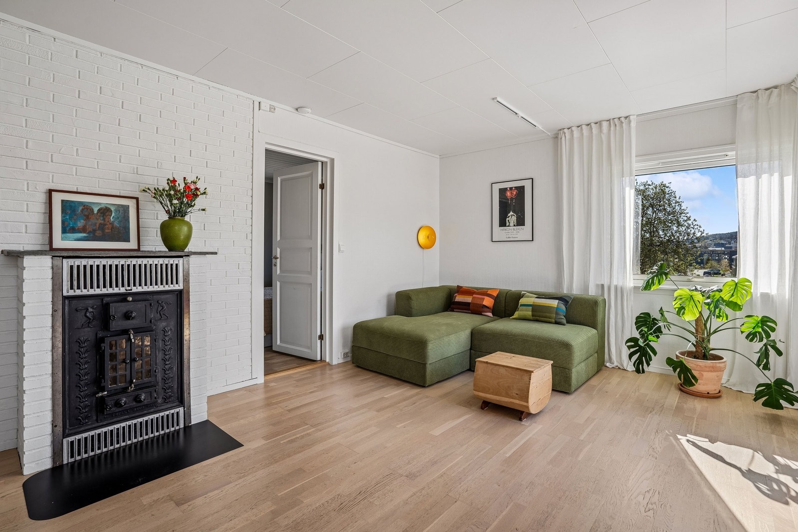 Vakker original vedovn med god varmeeffekt og praktisk stenplate på toppen. Galleribilde